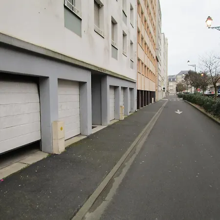 Spacieux Face Avec Balcon, Proche Du Centre Et Commerces - Fr-1-197-170 Les Sables-d'Olonne