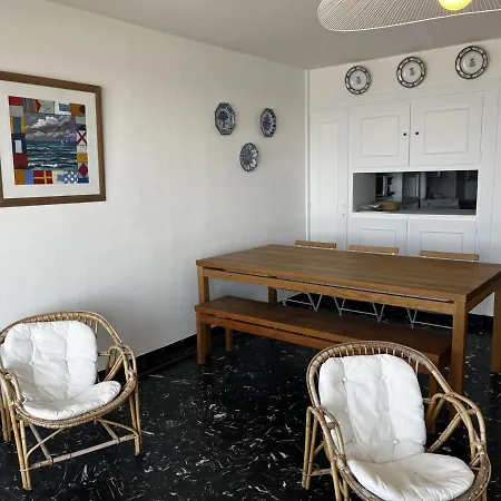 Spacieux Face Avec Balcon, Proche Du Centre Et Commerces - Fr-1-197-170 Apartment *