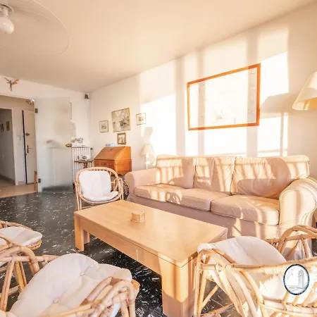 Spacieux Face Avec Balcon, Proche Du Centre Et Commerces - Fr-1-197-170 *