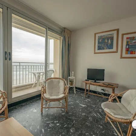 Spacieux Face Avec Balcon, Proche Du Centre Et Commerces