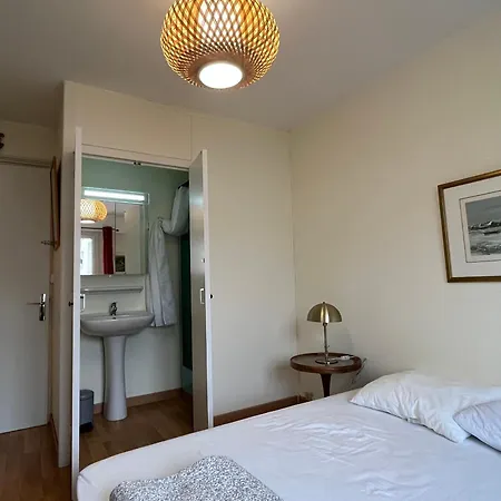 Spacieux Face Avec Balcon, Proche Du Centre Et Commerces