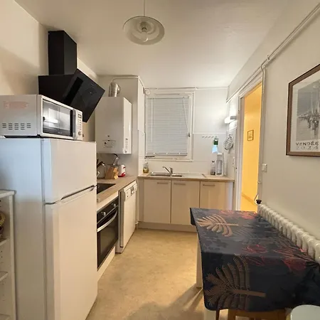 Spacieux Face Avec Balcon, Proche Du Centre Et Commerces - Fr-1-197-170 *