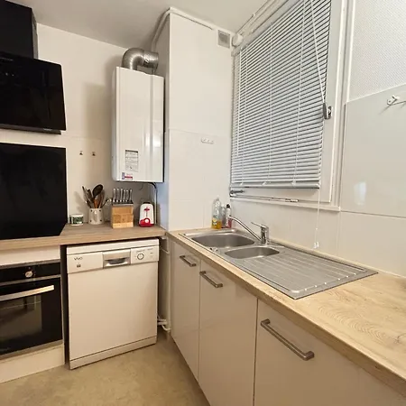 Spacieux Face Avec Balcon, Proche Du Centre Et Commerces - Fr-1-197-170