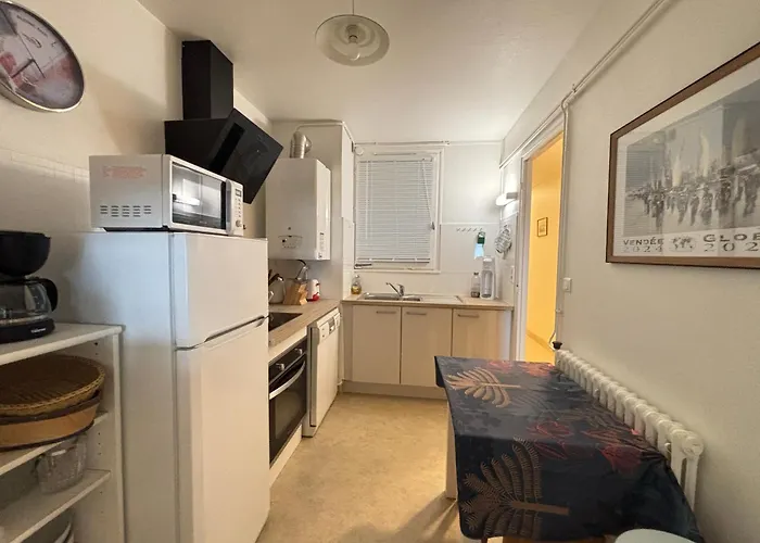 Spacieux Face Avec Balcon, Proche Du Centre Et Commerces - Fr-1-197-170 *